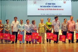 Tặng thẻ BHYT và quà với tổng trị giá hơn 500 triệu đồng 2421 Thumb