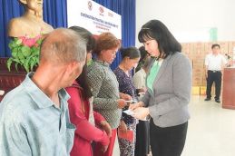 Tặng thẻ bảo hiểm y tế cho người nghèo – Trao tặng sự an tâm 8740 Thumb