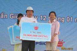 Ủng hộ hơn 5.000 phần quà cho các chương trình từ thiện xã hội dịp Tết Nhâm Thìn 2012 1681 Thumb