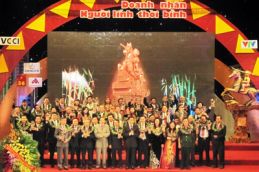 Trao Cúp Thánh Gióng cho 100 doanh nhân 1571 1 Jpg